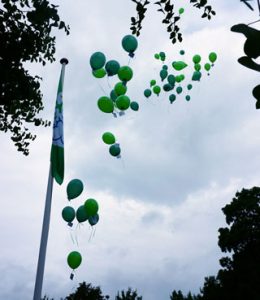 Grønne heliumballoner blev sendt op i luften over Børnehuset