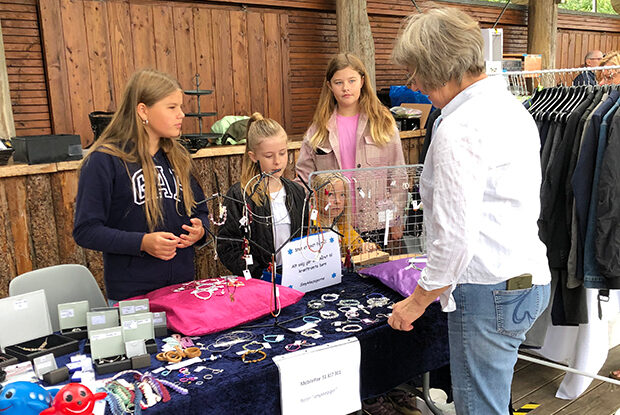 Rødding-piger solgte smykker fordel børn - Viborg Netavis